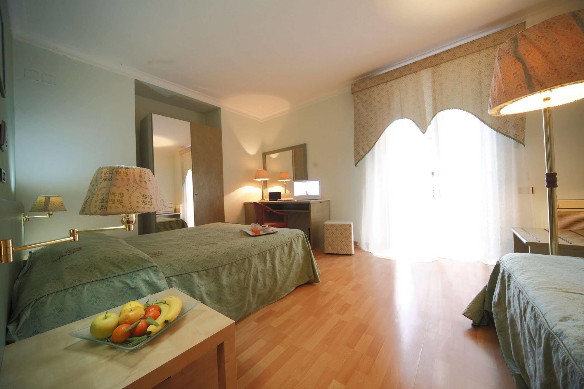 Hotel La Pace Neapel Rum bild